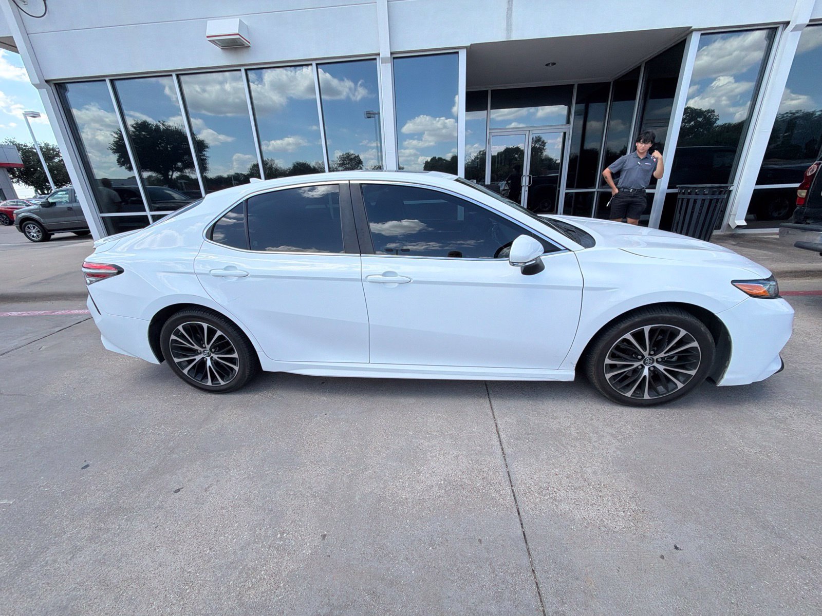 Used 2018 Toyota Camry SE w/ Audio Package FWD image 4