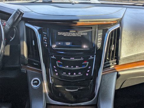 Used 2018 Cadillac Escalade Luxury image 19