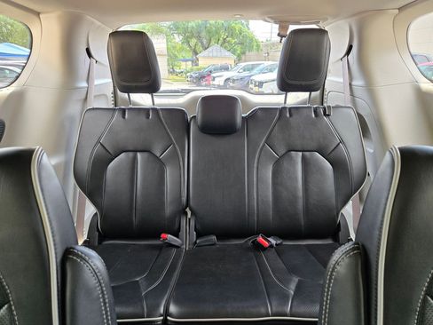 Used 2023 Chrysler Pacifica Limited FWD image 15