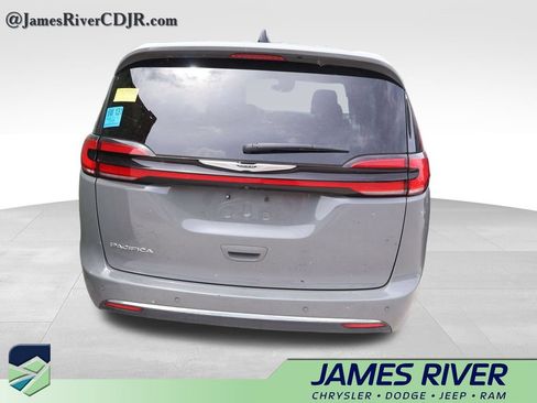 Used 2023 Chrysler Pacifica Touring-L FWD image 18