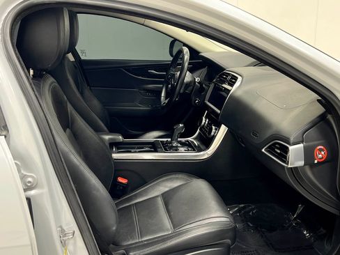 Used 2020 Jaguar XE S RWD image 33