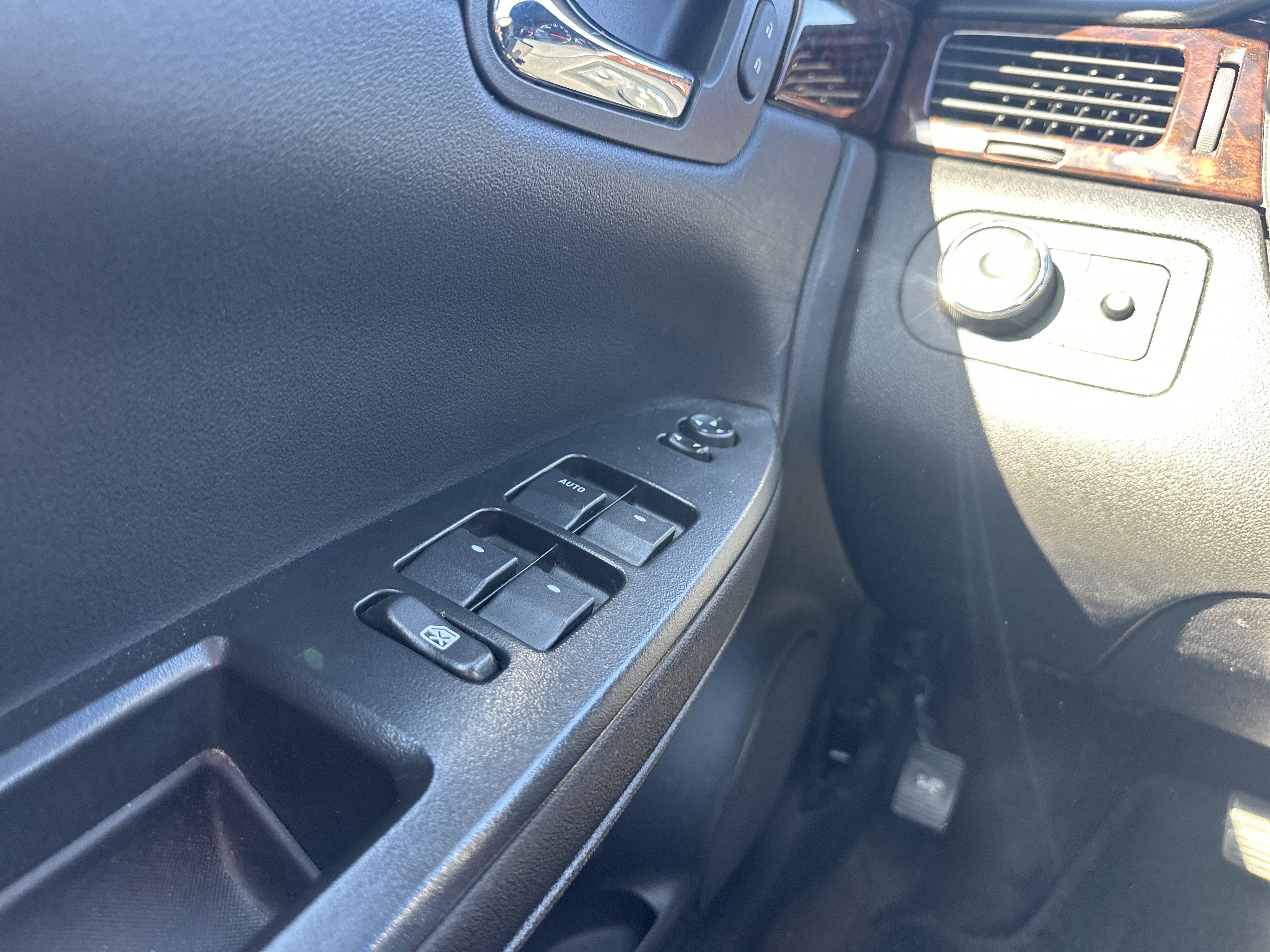 Used 2014 Chevrolet Impala LT w/ LT Sunroof Package FWD image 26
