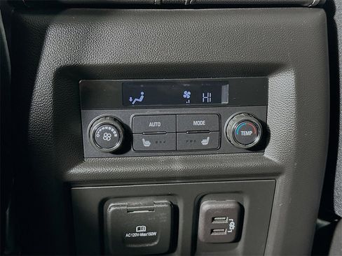 Used 2023 Chevrolet Traverse Premier image 27
