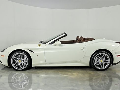 Used 2017 Ferrari California T RWD image 7
