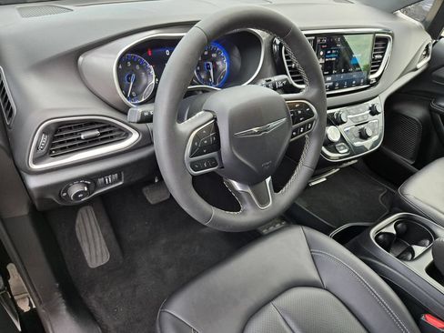 Used 2025 Chrysler Pacifica Select FWD image 11