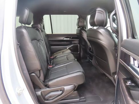 Used 2023 Jeep Wagoneer L Series II AWD/4WD image 29