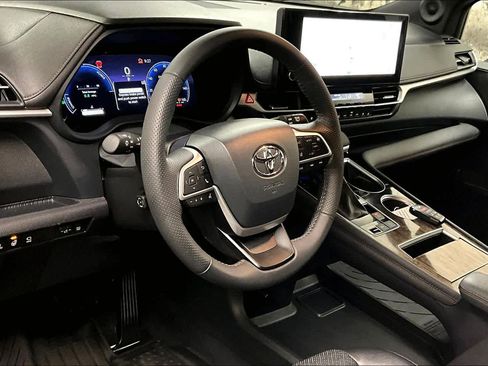 Used 2025 Toyota Sienna Platinum image 17
