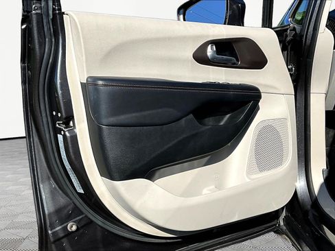 Used 2018 Chrysler Pacifica Touring-L Plus FWD image 18