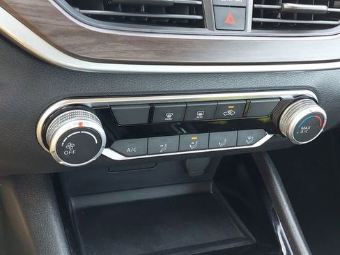 Used 2024 Nissan Altima 2.5 SV FWD image 30