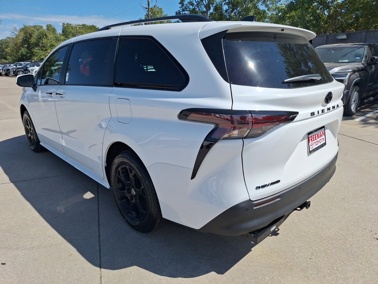 Used 2026 Toyota Sienna XLE Woodland Edition AWD/4WD image 4