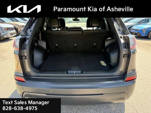 Used 2019 Jeep Cherokee Latitude Plus w/ Comfort/Convenience Group AWD/4WD image 28