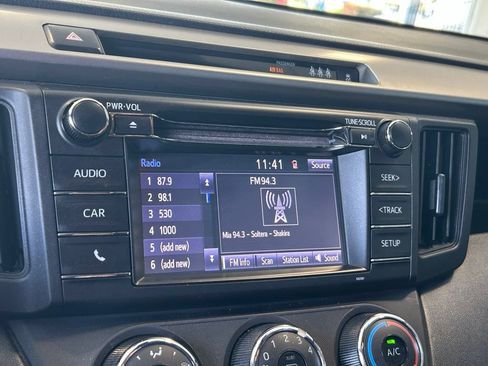 Used 2018 Toyota RAV4 LE FWD image 11