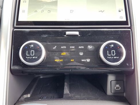 Used 2025 Land Rover Discovery S image 19