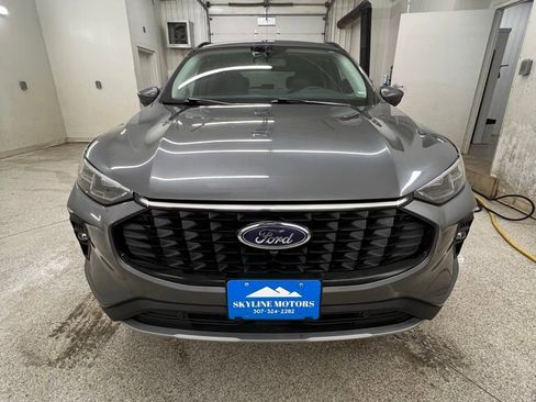 Used 2024 Ford Escape Platinum image 2