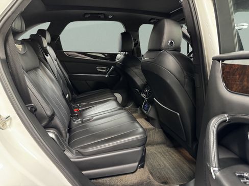 Used 2018 Bentley Bentayga AWD/4WD image 32