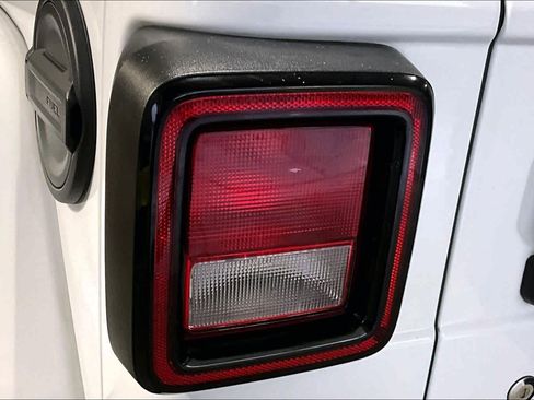 Used 2019 Jeep Wrangler Unlimited Sahara w/ Cold Weather Group image 40