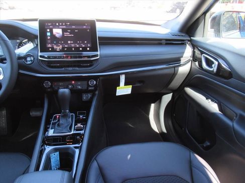 New 2026 Jeep Compass Latitude image 13