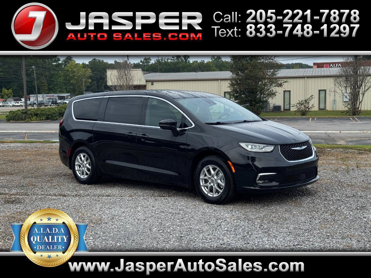 Used 2023 Chrysler Pacifica Touring FWD image 1