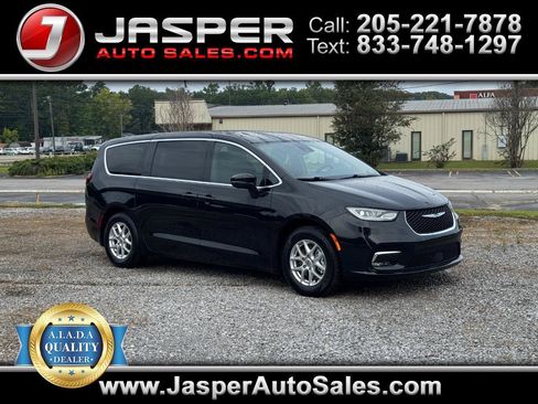 Used 2023 Chrysler Pacifica Touring FWD image 1