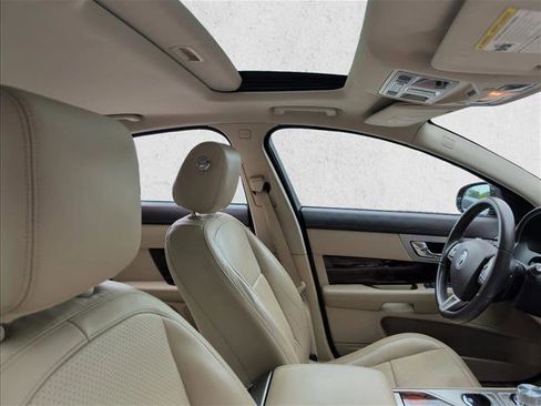 Used 2010 Jaguar XF Premium RWD image 21