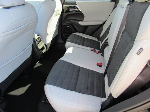 New 2025 Mitsubishi Outlander SE image 8