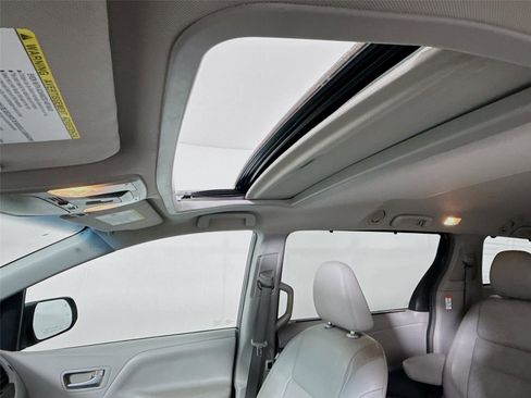 Used 2015 Toyota Sienna XLE w/ XLE Navigation Package FWD image 14