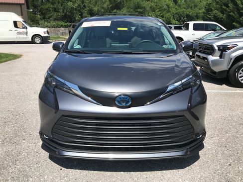 Certified 2025 Toyota Sienna XLE AWD/4WD image 3