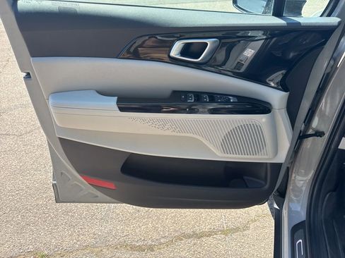 Used 2022 Kia Carnival EX FWD image 25