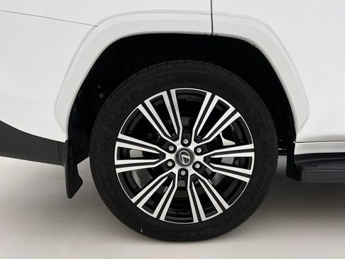 Used 2024 Lexus LX 600 4WD w/ Luxury Package image 28