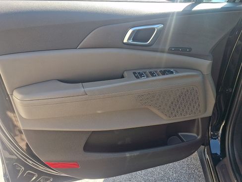 Used 2025 Kia Carnival EX FWD image 12
