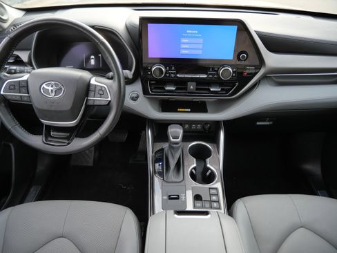 Used 2023 Toyota Highlander Limited image 11