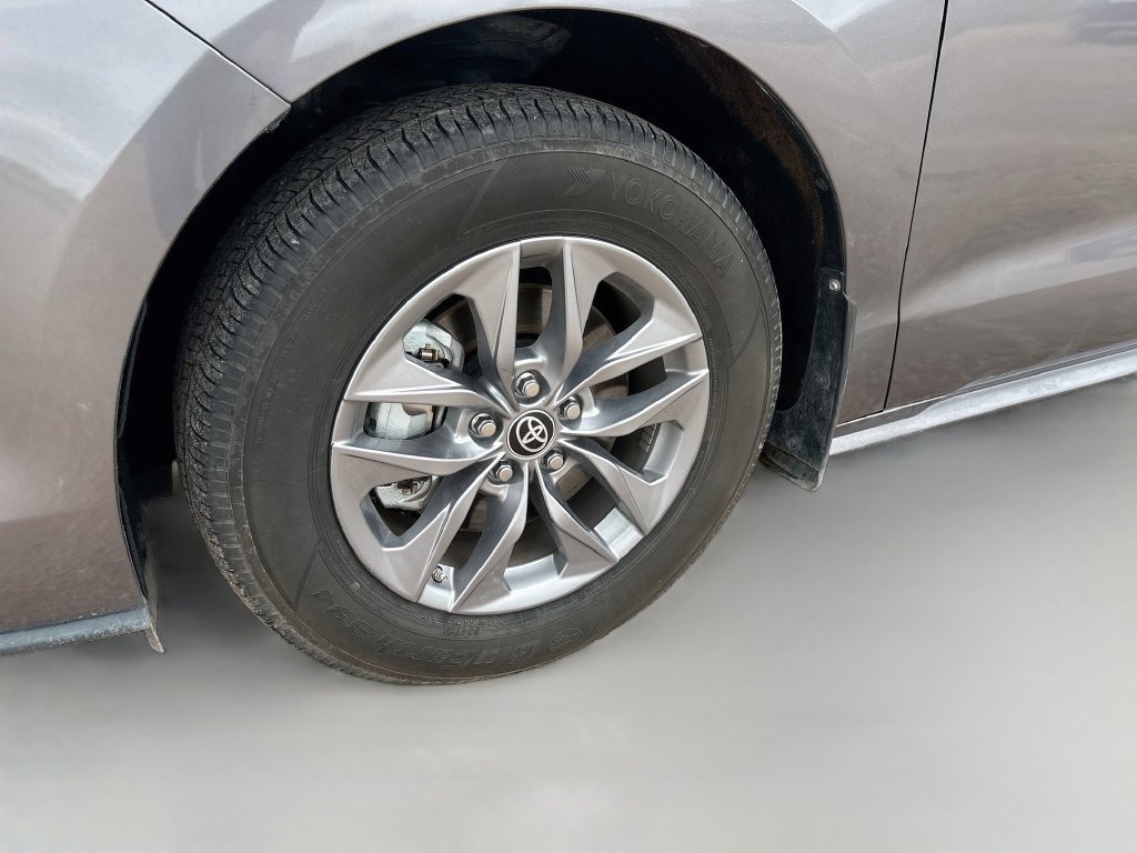 Used 2023 Toyota Sienna XLE w/ XLE Plus Package AWD/4WD image 33
