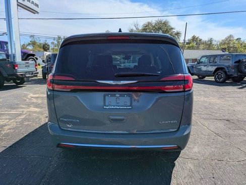 Used 2023 Chrysler Pacifica Limited image 5