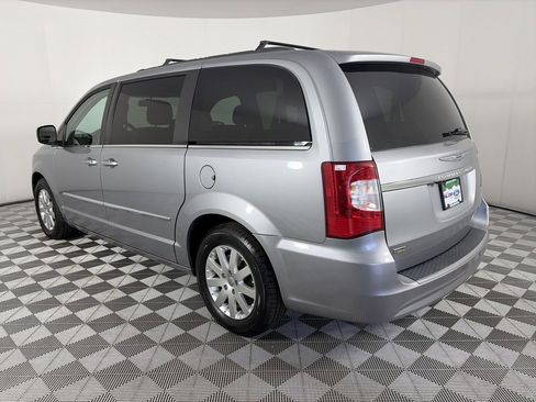 Used 2015 Chrysler Town & Country Touring image 5