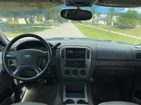 Used 2004 Ford Explorer XLT image 5
