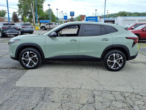 Used 2024 Chevrolet Trax RS w/ Driver Confidence Package FWD image 3