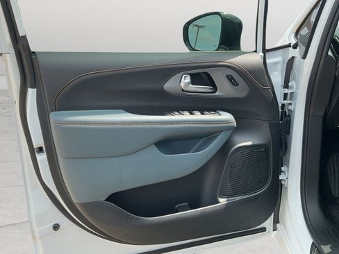 New 2027 Chrysler Pacifica Pinnacle w/ Theater Group FWD image 18