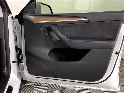 Used 2025 Tesla Model Y Long Range AWD/4WD image 23