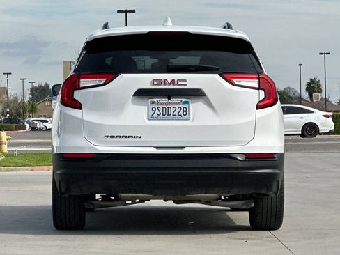Used 2024 GMC Terrain SLE w/ Elevation Edition image 5