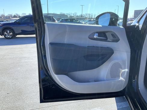 Used 2024 Chrysler Pacifica Touring-L image 9