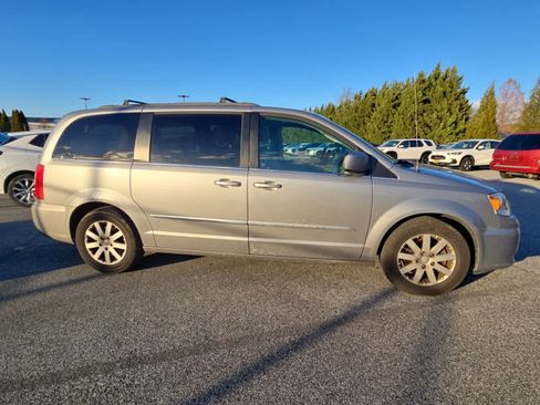 Used 2016 Chrysler Town & Country Touring image 4