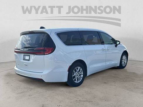 Used 2023 Chrysler Pacifica Touring-L FWD image 5