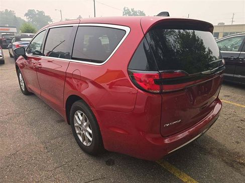 Used 2025 Chrysler Pacifica Select FWD image 4