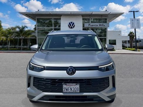 Used 2026 Volkswagen Tiguan SE w/ Panoramic Sunroof Package FWD image 2