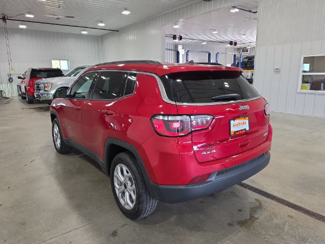 Used 2025 Jeep Compass Latitude AWD/4WD image 6