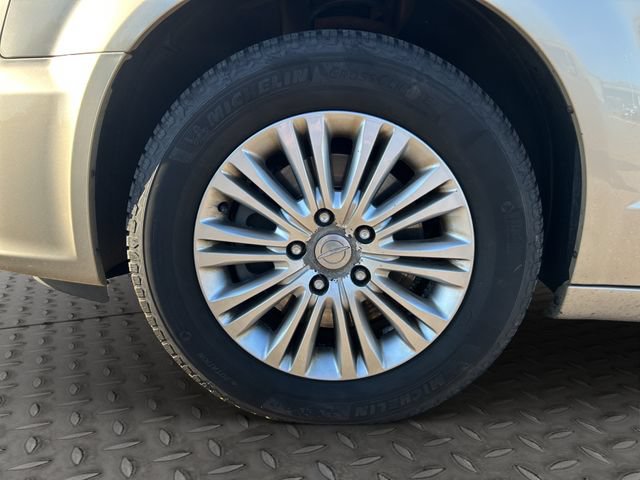 Used 2015 Chrysler Town & Country Touring-L w/ Driver Convenience Group FWD image 26