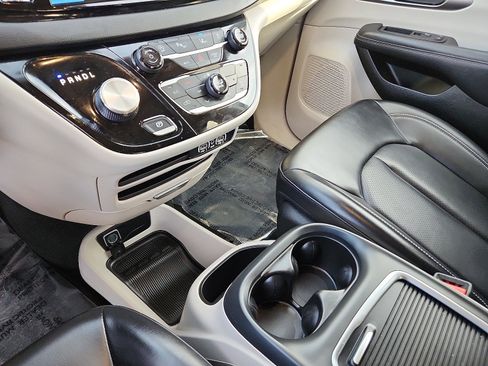 Used 2023 Chrysler Pacifica Touring-L image 18