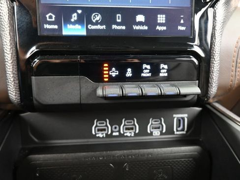 Used 2025 RAM 1500 Limited image 27