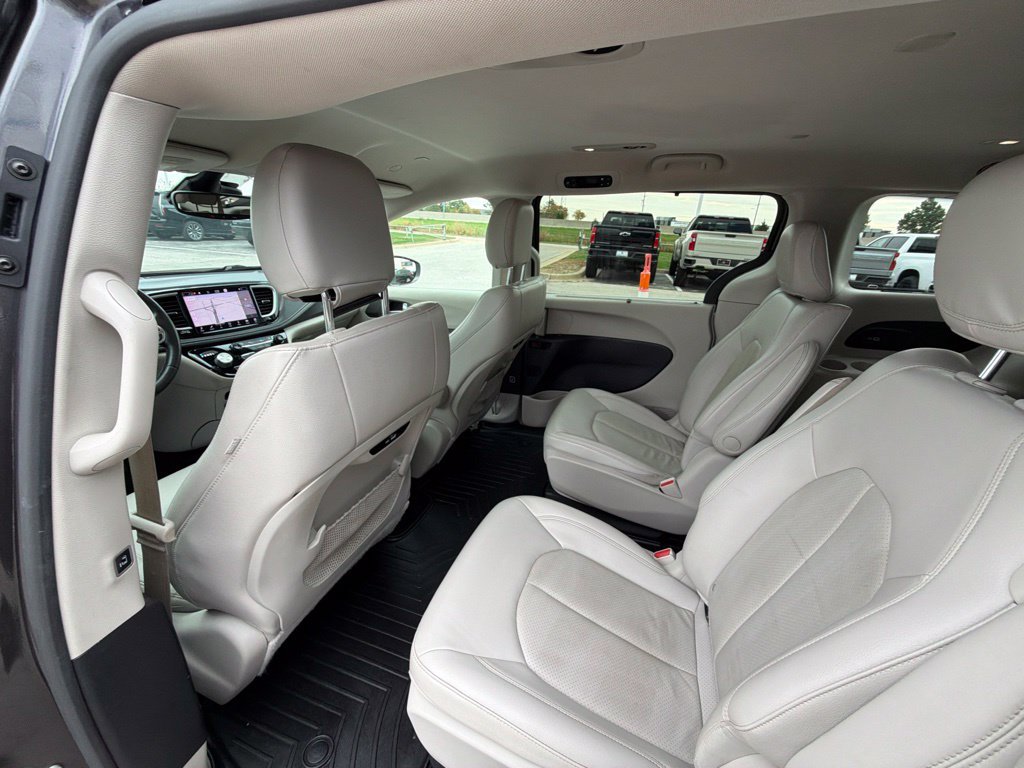 Used 2021 Chrysler Pacifica Touring-L FWD image 18