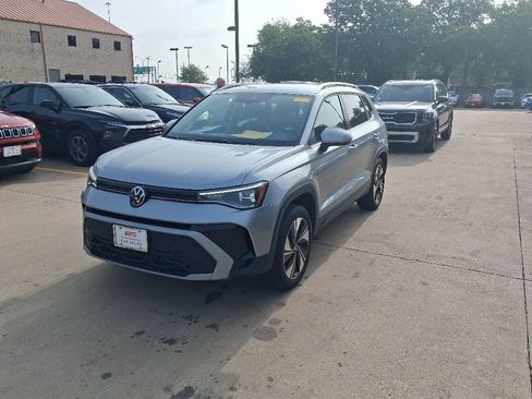 Used 2025 Volkswagen Taos SE AWD/4WD image 1